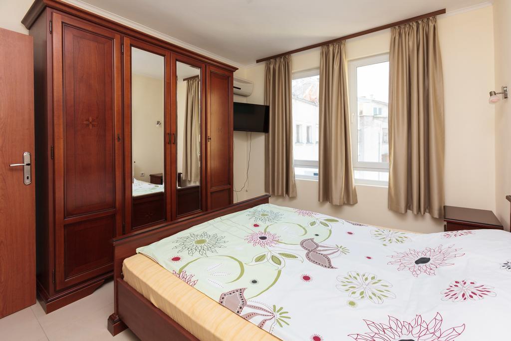 Apartment Patriarh Evtimiy Burgas Room photo